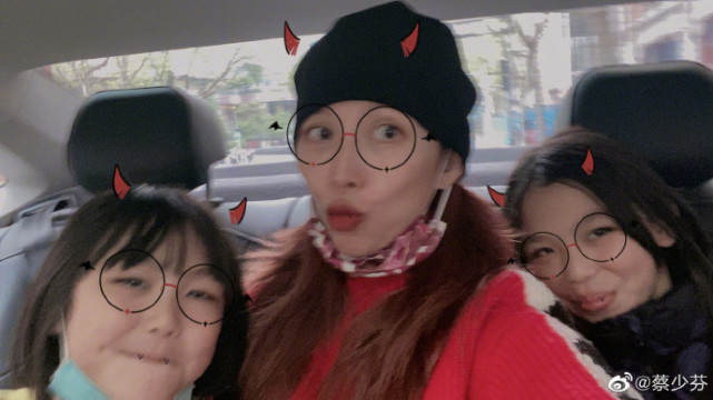 張晉帶兒子玩彩虹滑道，樂兒頭髮被吹成中分，臉嚇得通紅表情淡定