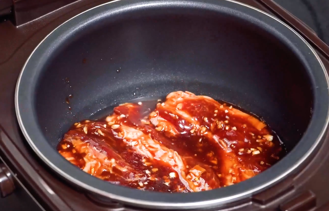 蜜汁叉燒肉，一個電飯煲就能輕鬆搞定，鮮嫩多汁，好吃到停不下來