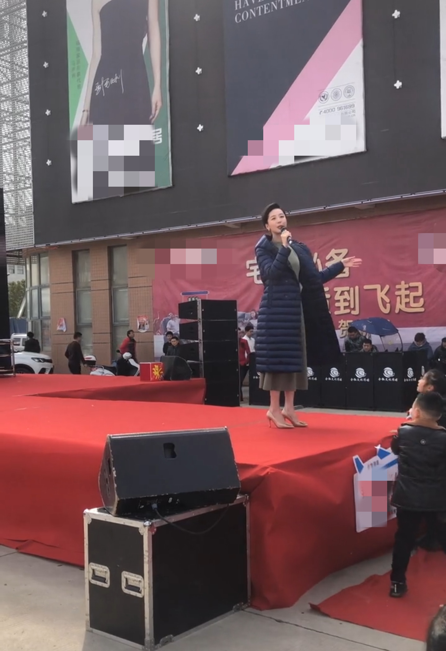 央视主持李思思疑现身商演，场地简陋观众少，气质出众女人味十足