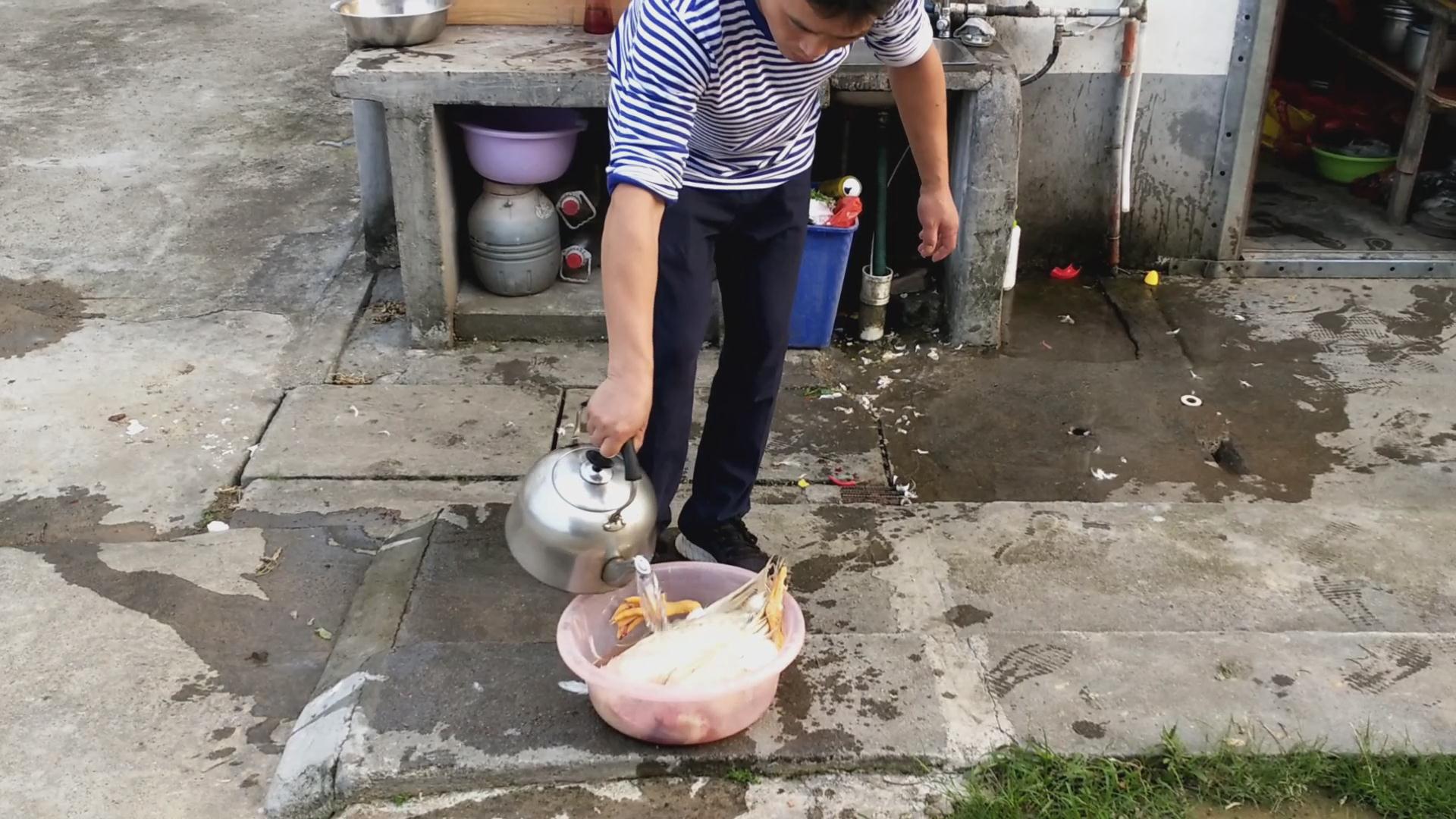 鸭子脱毛原来可以用这种方法，就像脱衣服一样快，长见识了