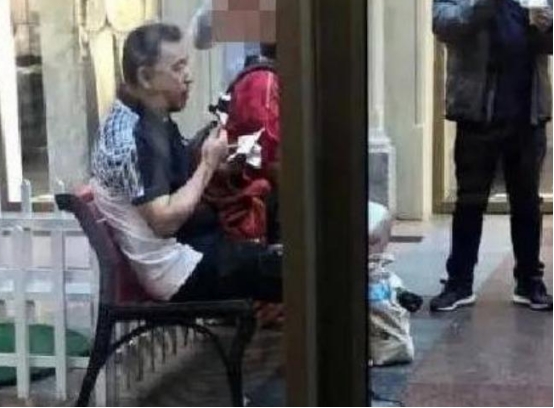 央视一哥张宏民，59岁却还没结婚，独自街头吃冰