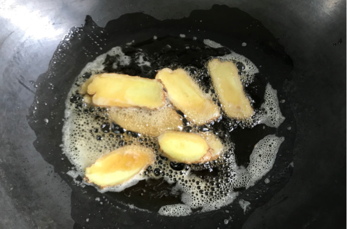 鸡肉也要吃得养生，教你在家做麻油鸡，看着就流口水