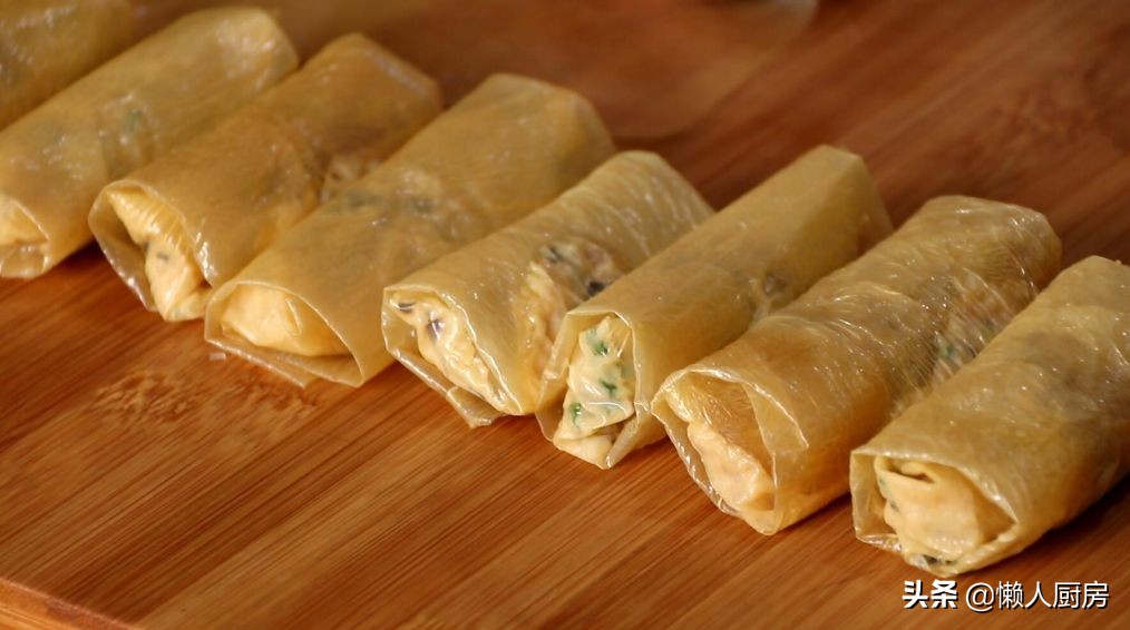 豆腐皮别只会烧汤，配上虾仁和莲藕，做成这道小吃，口感很丰富