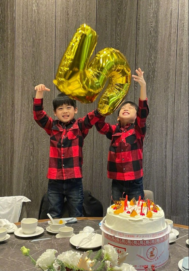 林志穎夫婦慶雙胞胎兒子滿5歲，雙子星穿兄弟裝切蛋糕，越長越帥