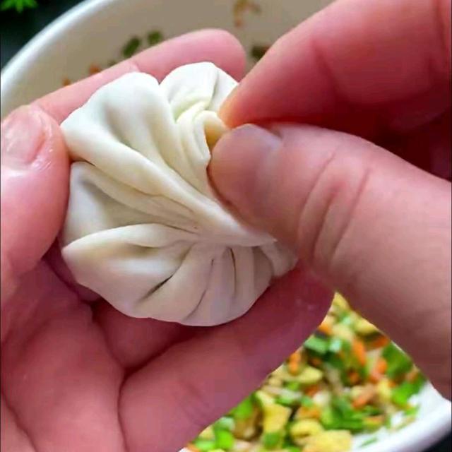 天热我就爱吃这种包子，简单省力，一煎就可以，一周吃六次都不腻