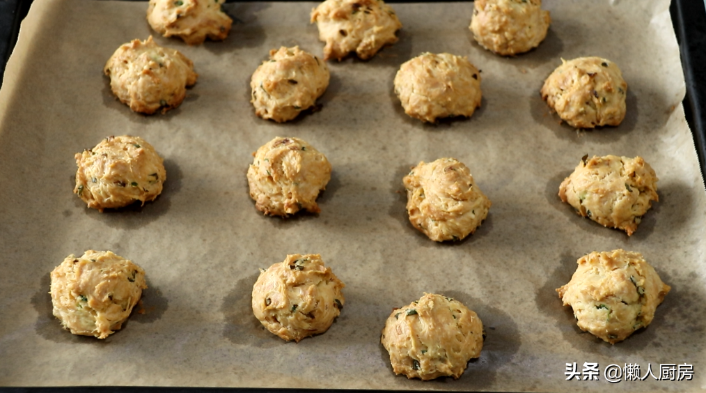 這是鹹口味的餅乾，麵粉裡加雞蛋和蔥末攪一攪，特別適合懶人