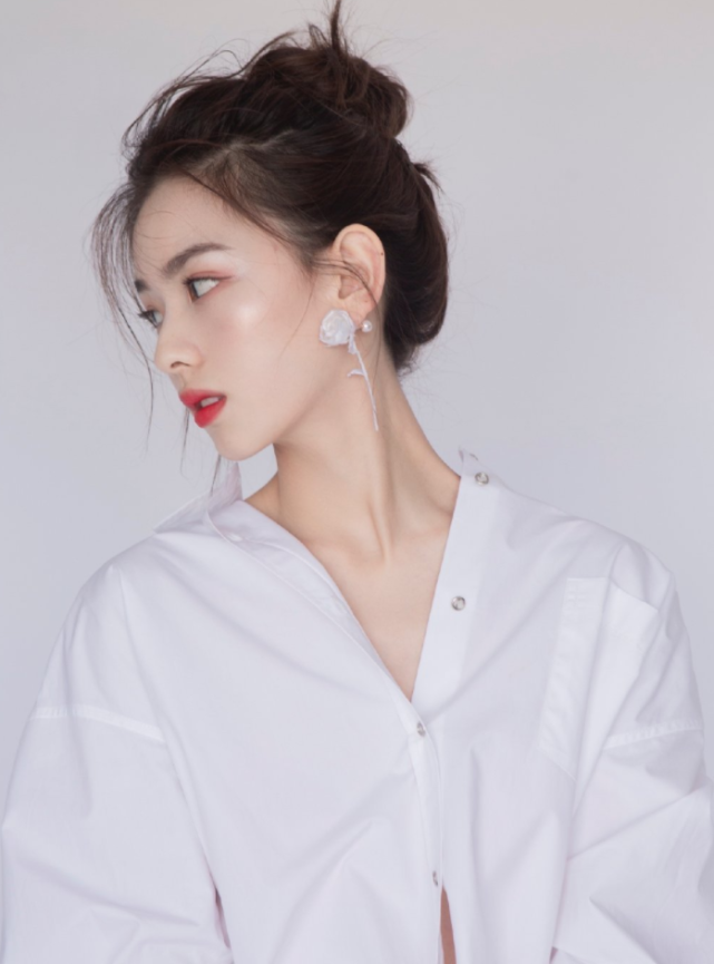 孙一宁走红后拍广告，穿衬衫故意解开几颗扣，