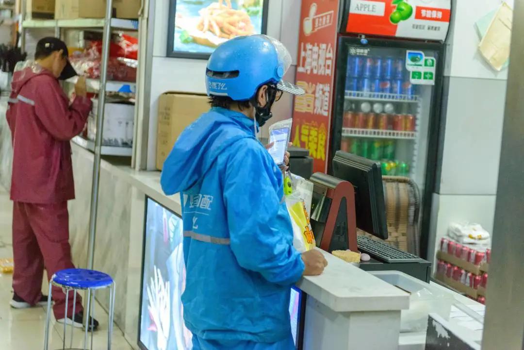 城市逐渐老去，还要将年轻人“赶回”老家吗？