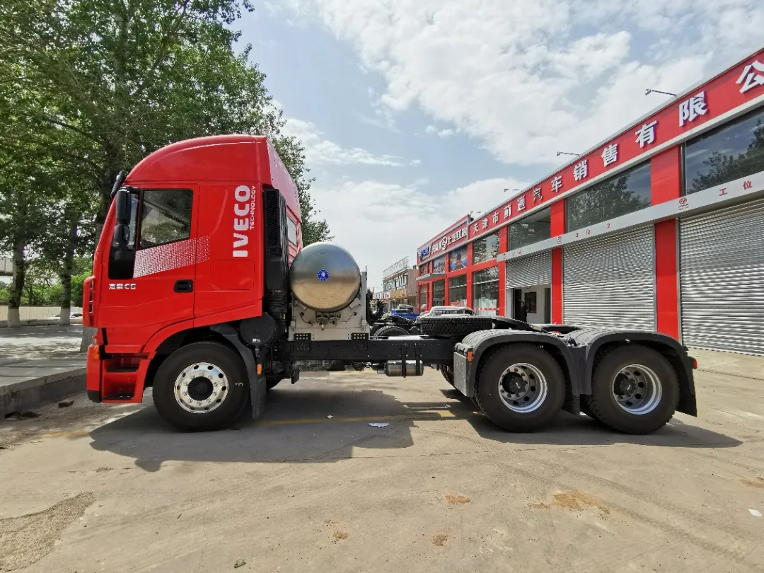 自重8.8吨的上汽红岩杰狮C6天然气牵引车 搞煤矿