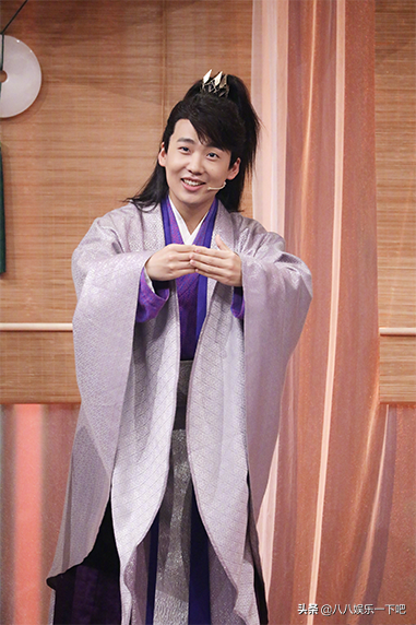 蔡徐坤霸气揽郭麒麟入怀，连李沁也比不上郭麒麟拿的女主剧本