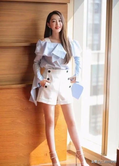蒋梦婕是个实在女星，时髦的穿搭很接地气，地