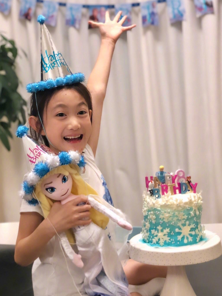 李小鹏女儿是放开了长？长发披肩气质出众，可样貌却有点意料之外