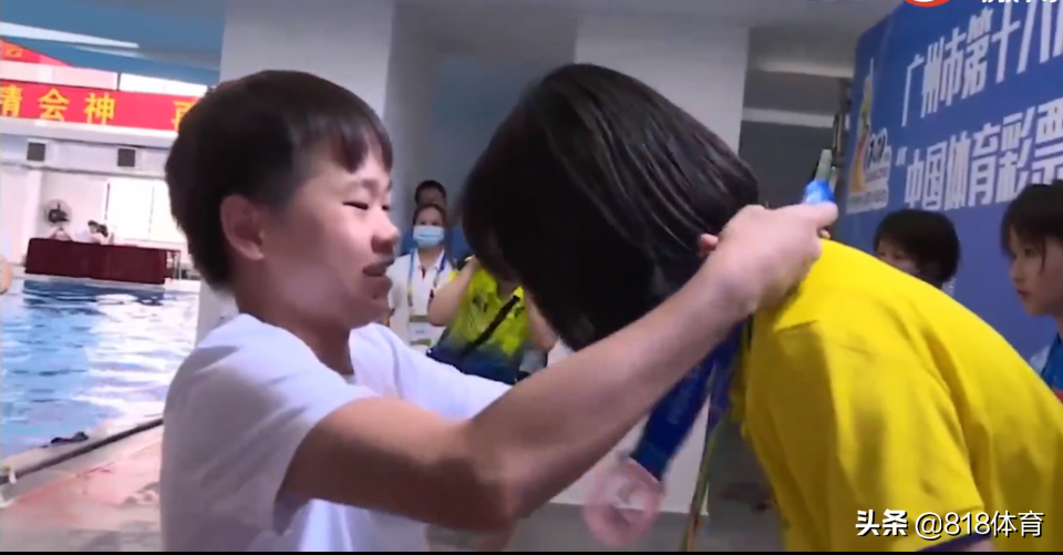 萌翻!全红婵给双胞胎队友颁奖老干部式握手,三人十指相扣合影太甜