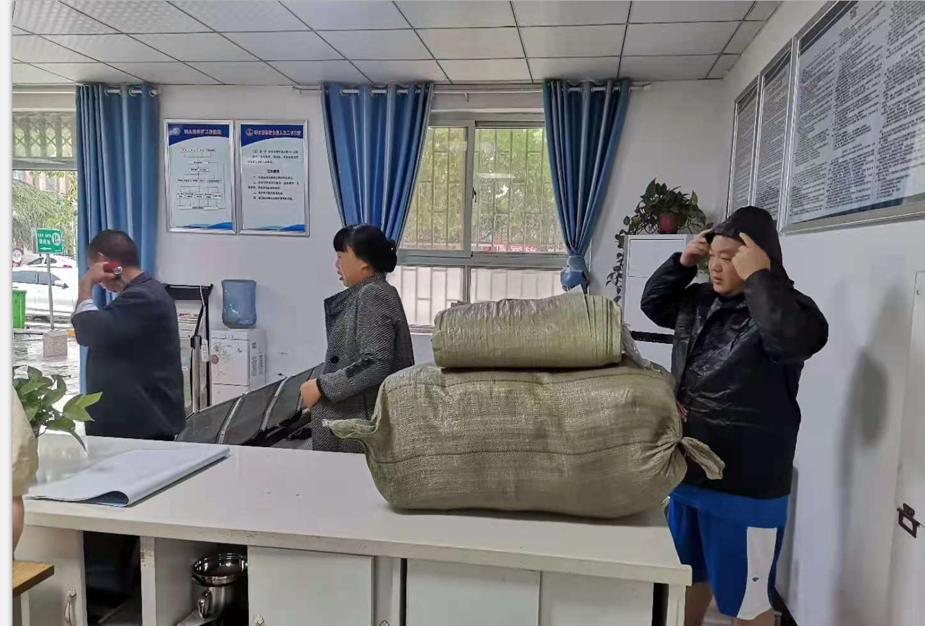 荥阳市广武镇：暴雨无情人间有爱 一千余条编织袋献爱心