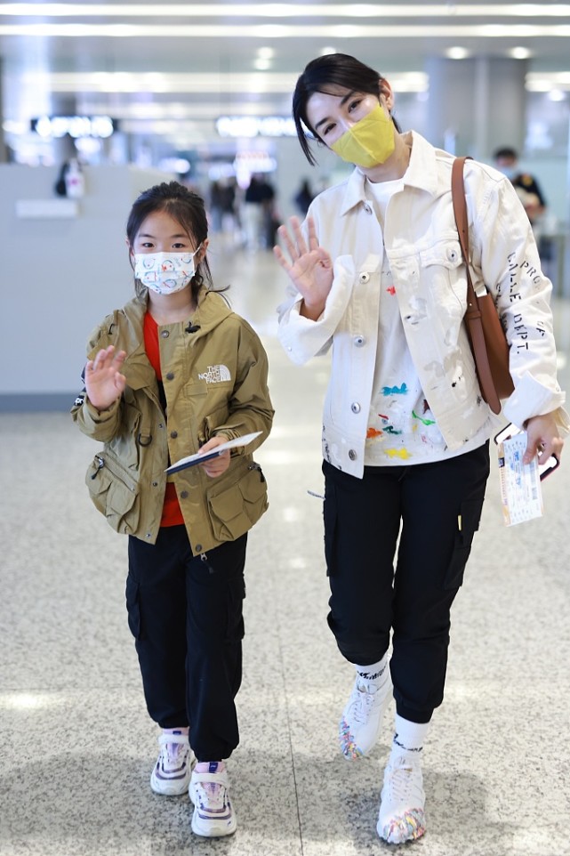 黃奕和女兒穿同款造型似姐妹花，8歲鐺鐺亭亭玉立越來越像媽媽