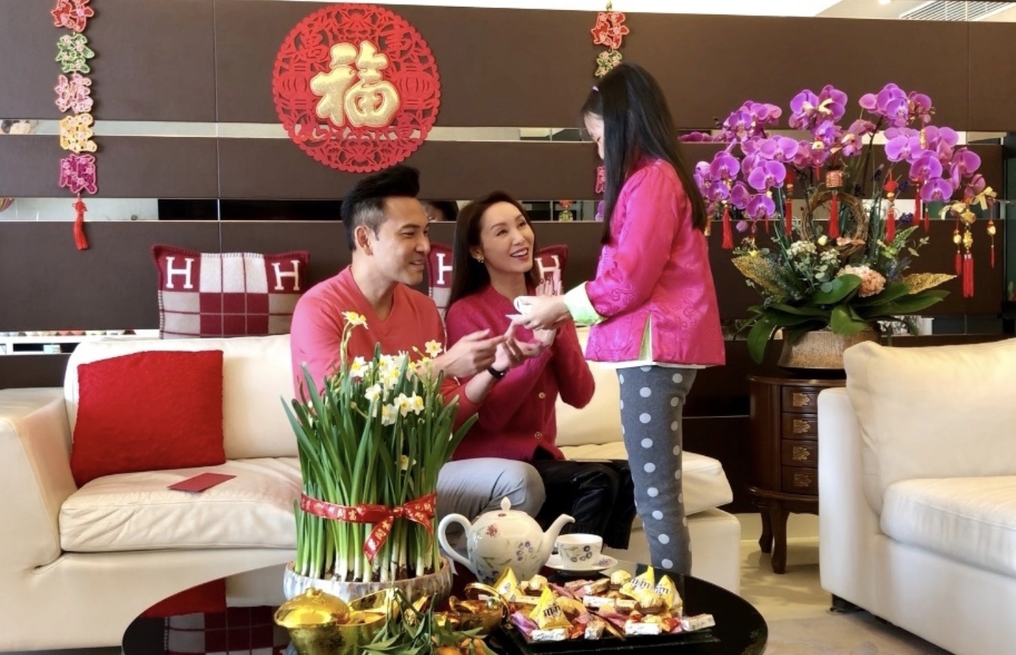 郭可盈参加女儿小学毕业典礼，林天若连获3年学科冠军，成绩优异