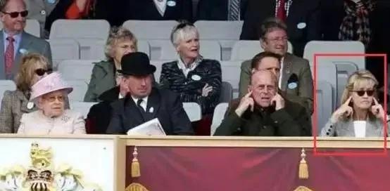 菲利普一生情妇无数，女王母亲妹妹去世，仍跟