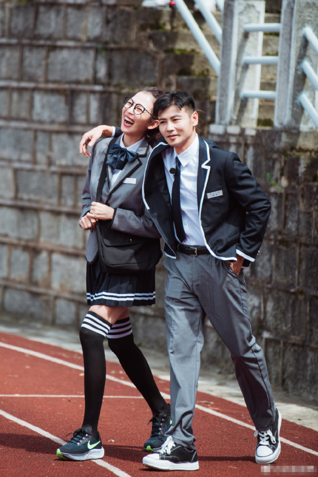 蔡少芬张晋穿学生装甜蜜放闪，夫妻俩逛操场骑单车，宛若校园情侣
