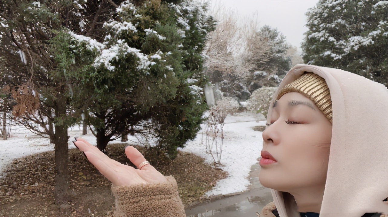 鐘麗緹帶兩女兒玩雪，考拉開心大笑，Jaden化紅唇越來越漂亮