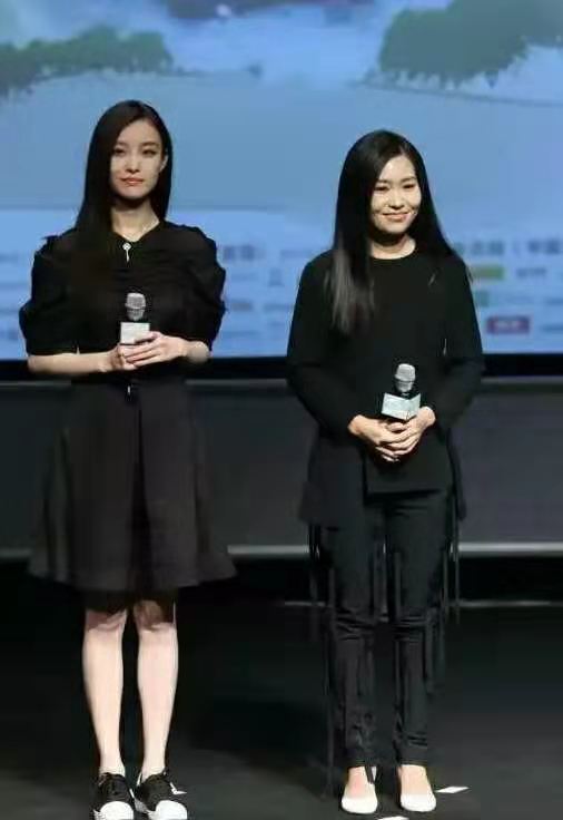 张艺谋39岁娇妻晒照！37岁长女穿迷彩衣显娇小，