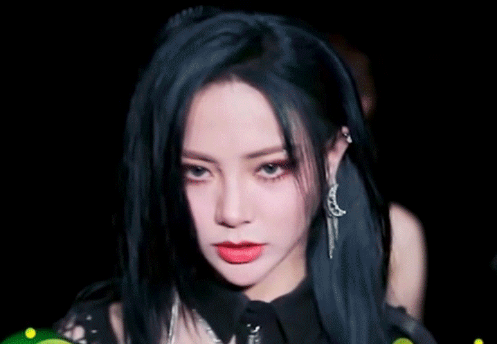 《青你2》学员染发，刘雨昕青色酷帅，我却被谢