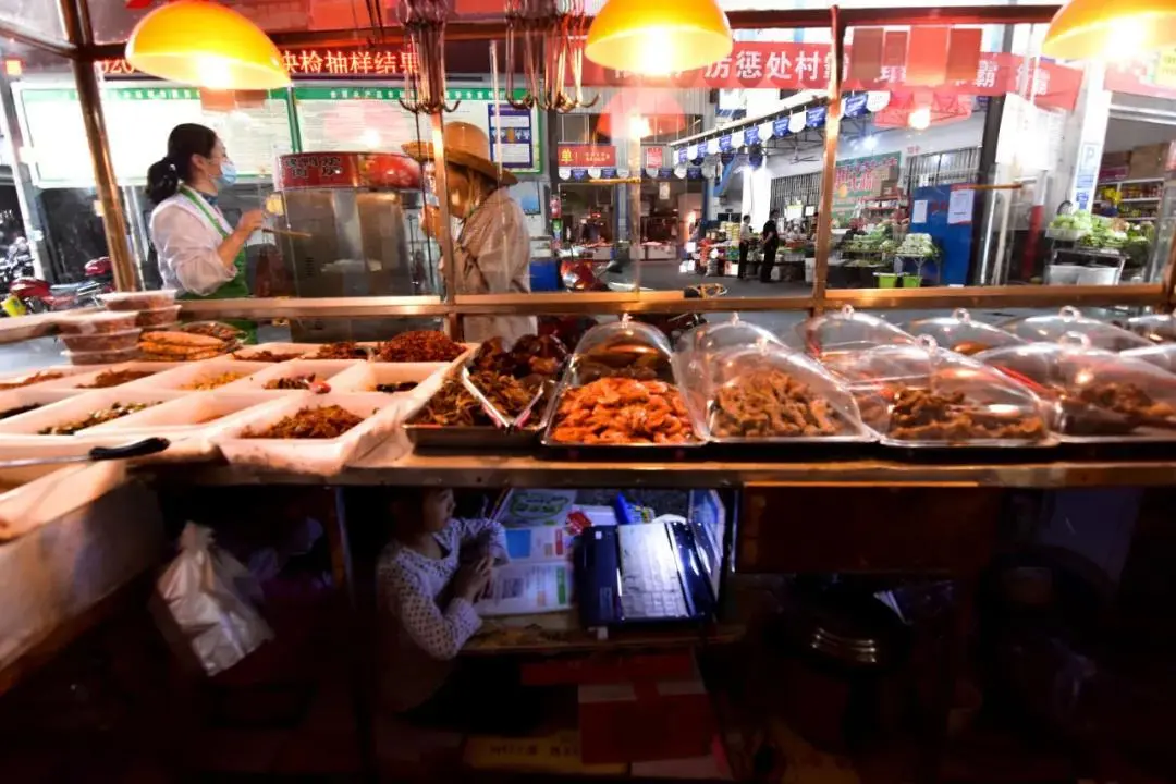 小学生在案板下学习一个月！网友：孩子，你努