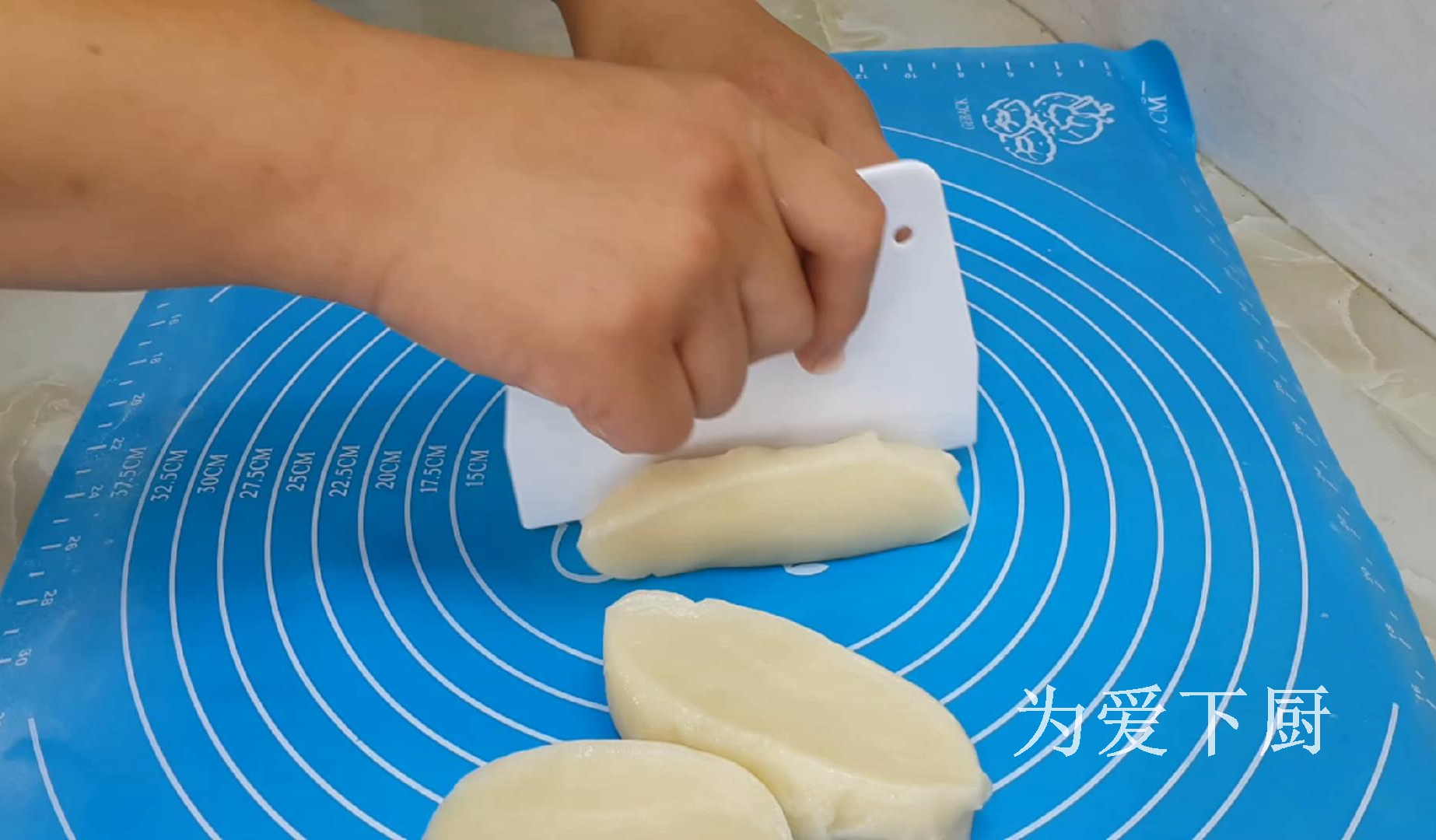 The glutinous rice flour is delicious. Add half a bowl of red beans. It is soft and sweet and more comfortable than cake.