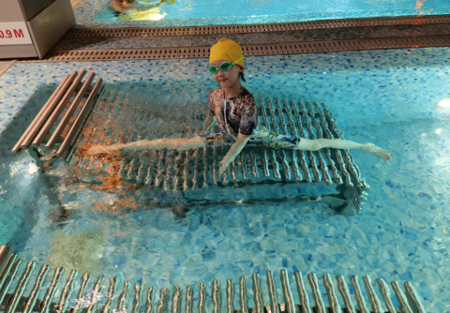 陆毅一家四口同游迪士尼，鲍蕾皮肤黝黑，12岁贝儿大长腿受瞩目