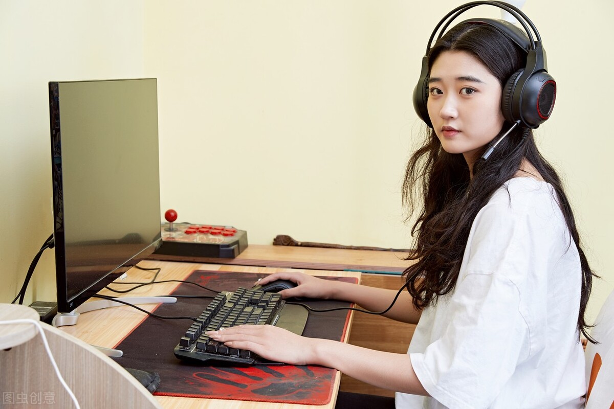 湖北老板开网吧，利用“美色营销”月进账40万，方法可以借鉴