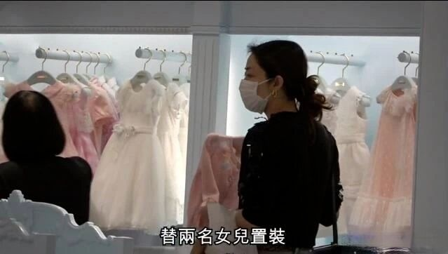 百亿阔太熊黛林为女儿狂扫名牌，一件几千至上万，承认小女儿丑
