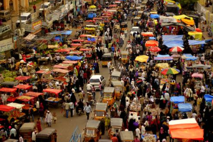 赴印度旅游遭遇\"封城\"，4男2女混居山洞