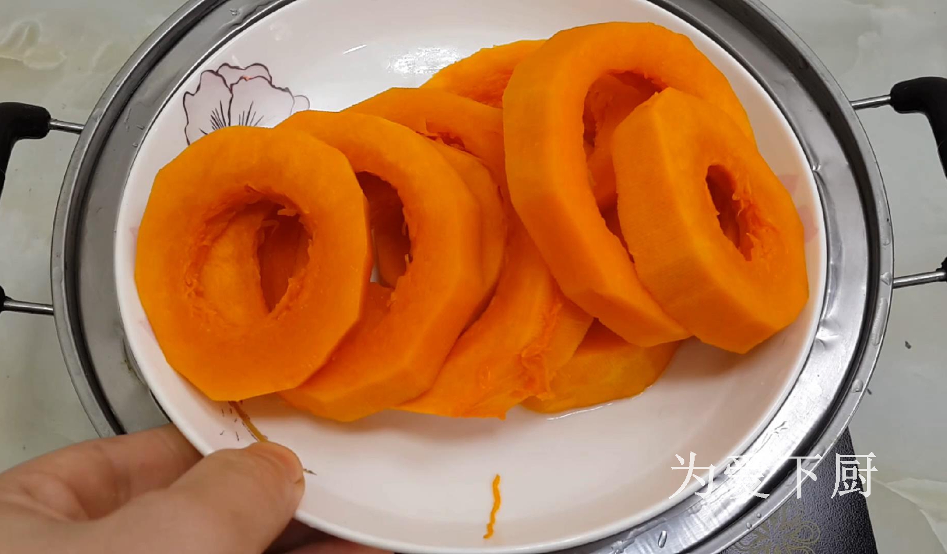 烙南瓜餅時，記住不要直接烙餅，大廚教你兩招，個個軟糯又香甜