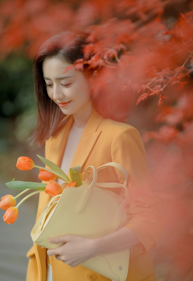 佟丽娅不愧是“新疆女神”，穿黄色西装高级优雅，笑起来真美