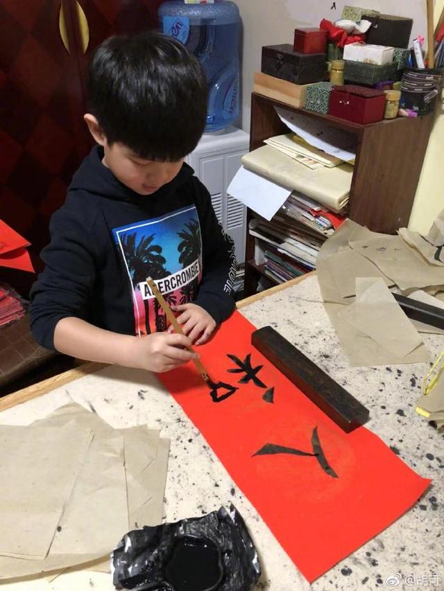 曾經因為練彈鋼琴被難為得哭現在的安吉都能在舞台上表演了