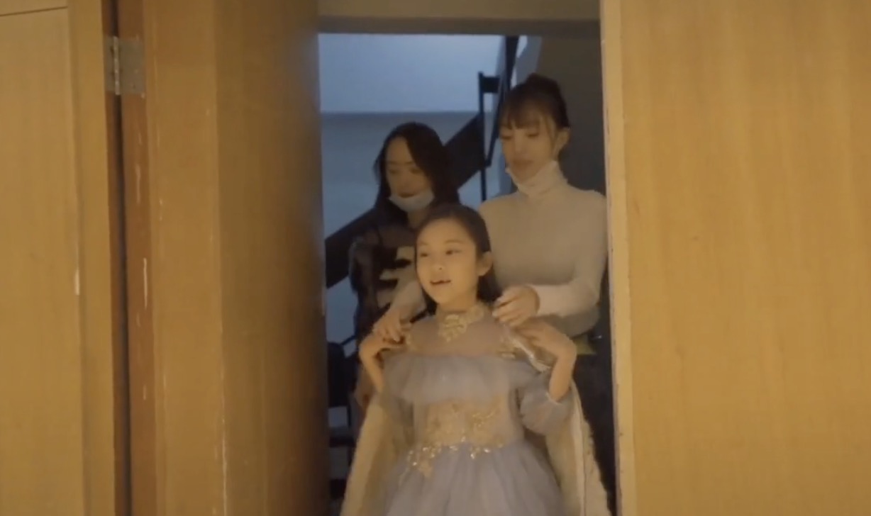 李小璐晒女儿钢琴演出花絮视频，甜馨安吉同框，男帅女靓超养眼