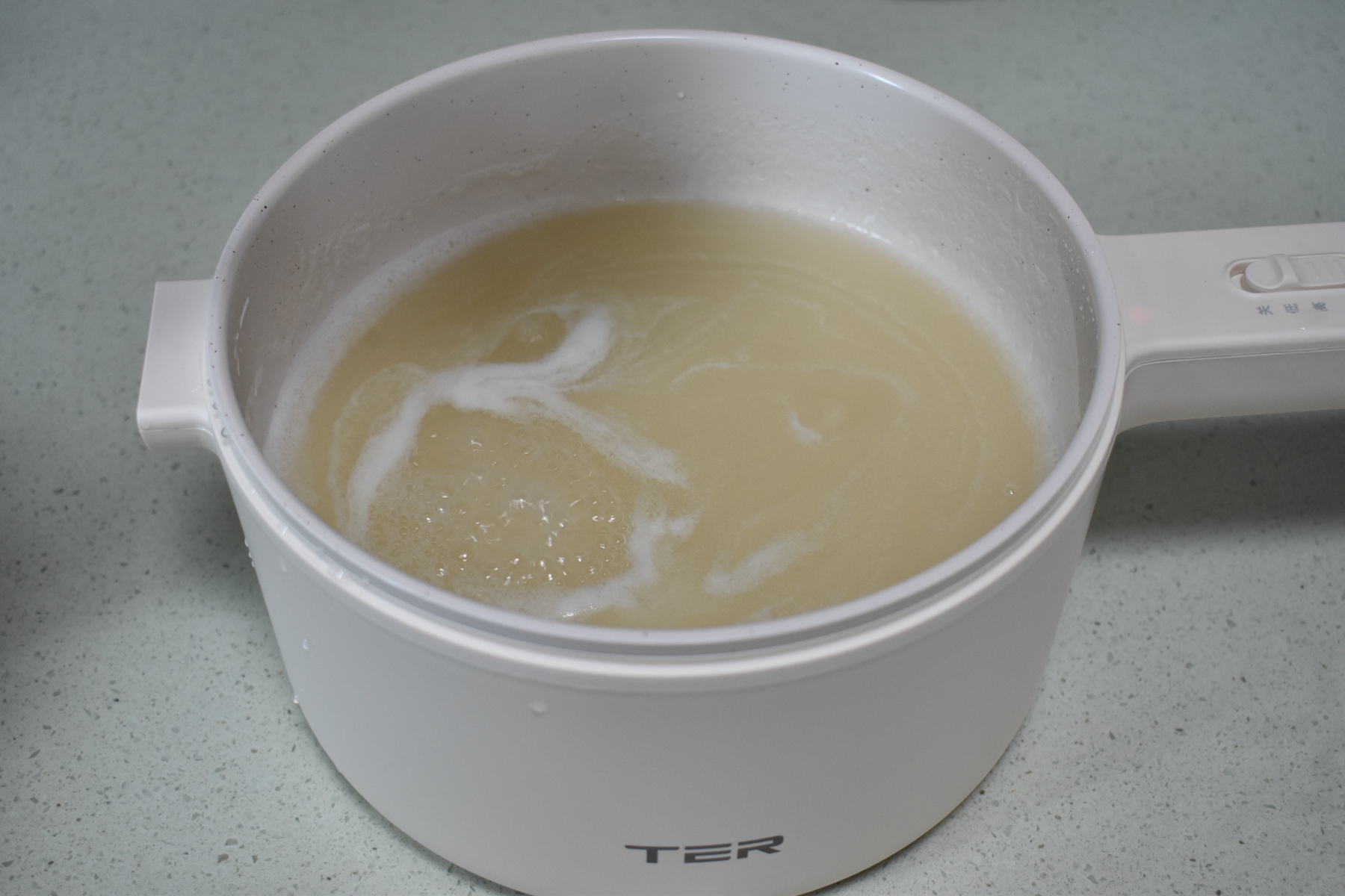 一把冰糖一个雪梨，简单几步做好这糕点，清甜软糯，滋润防秋燥