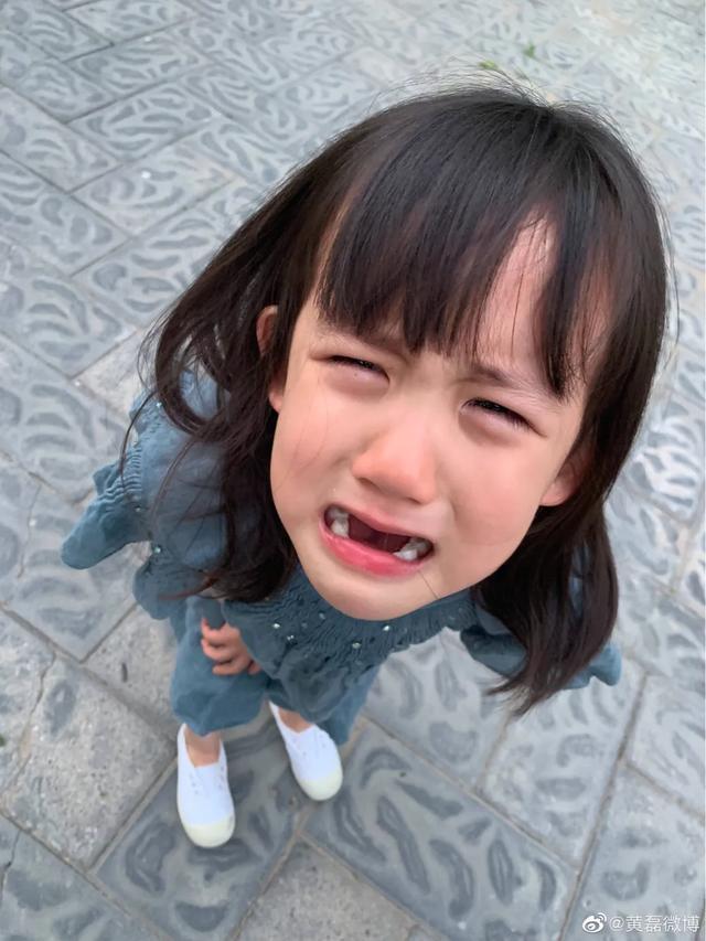 黄磊二女儿弹唱咏叹调，妹妹一本正经表演，表情严肃又好笑