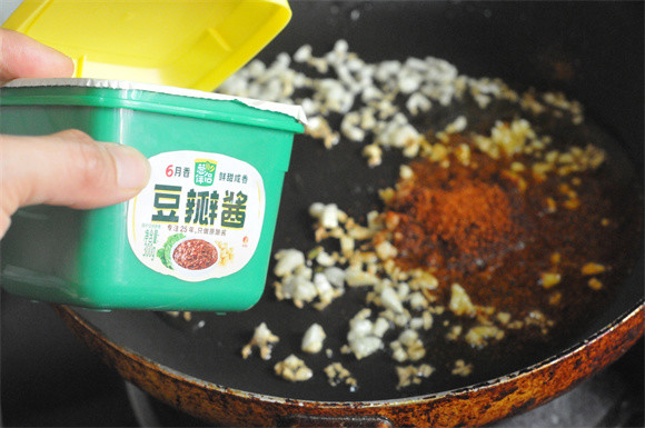 不用面粉不用炸，十分钟上桌的香辣脆皮鸡翅，又酥又嫩不上火