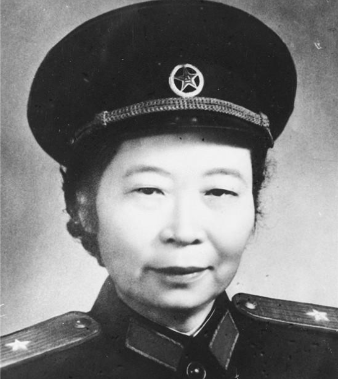 新中国第一位女将军，回乡时遇上毒打过自己的前夫，托人带了句话