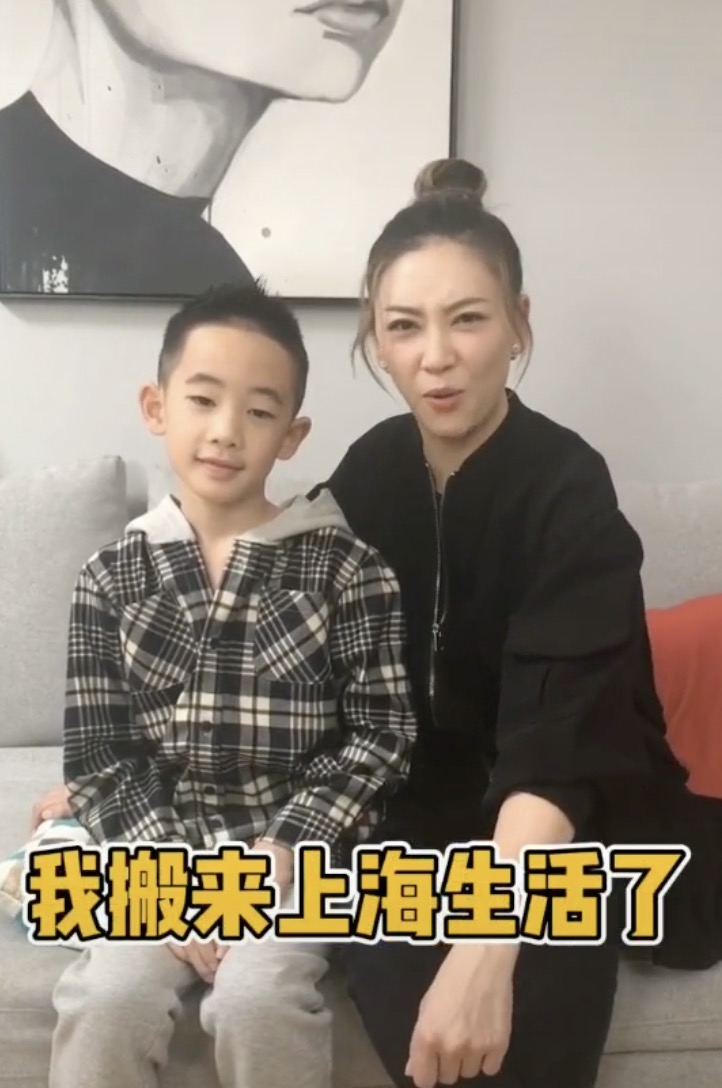 應采兒定居上海送兒子上國際學校，接Jasper放學時表演跳舞很賣力