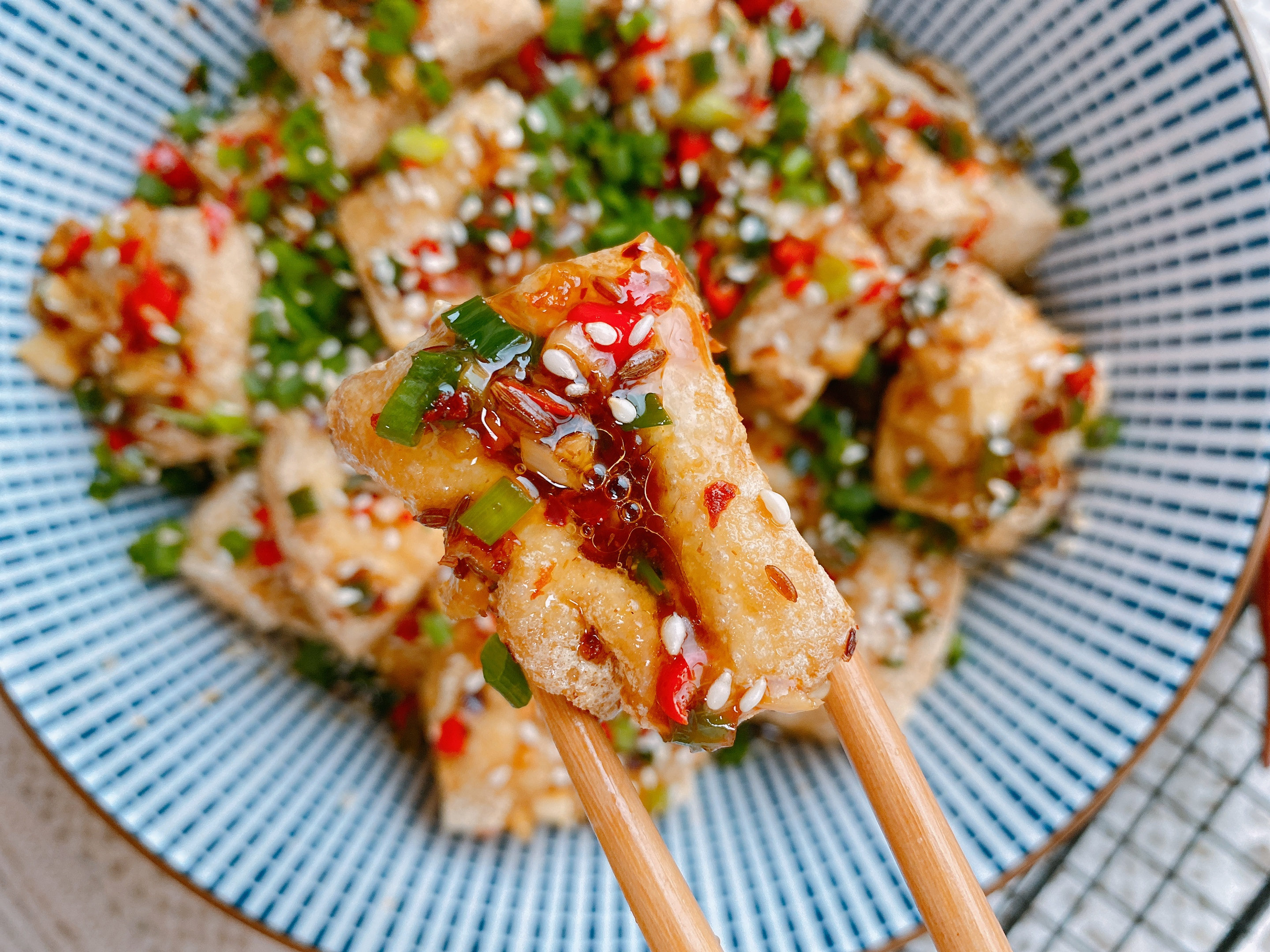 夜市摊最火的臭豆腐，在家也能做，外酥里嫩，配上秘制酱料，真香