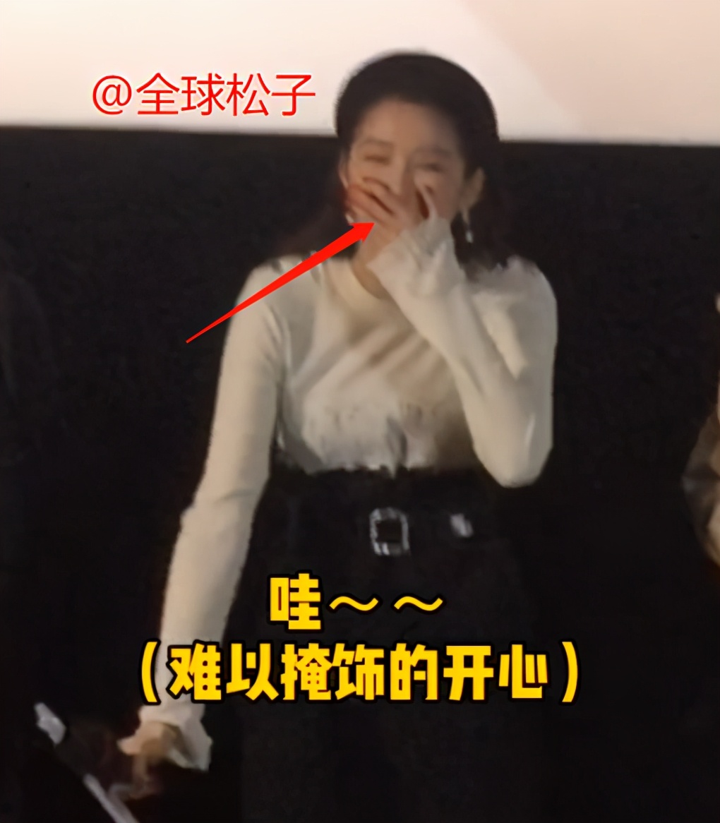 男粉送一大捧香菜，关晓彤开心接受，称愿意做“香菜格格”