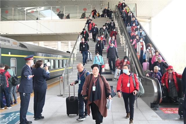 旅游行业开始回暖，国内多地开启旅游专列