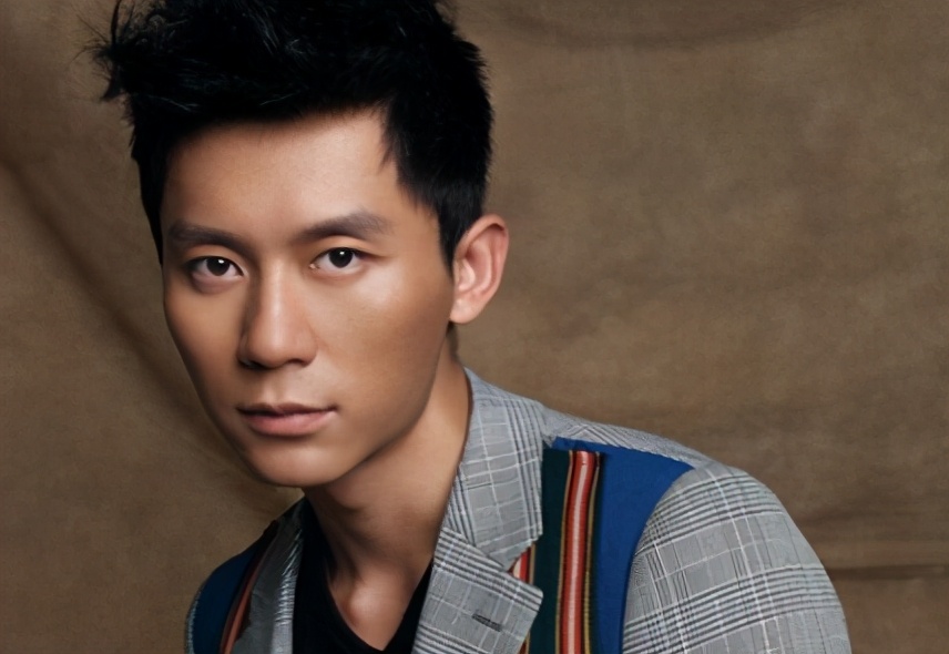 邓超给鹿晗拍照像父亲给儿子拍照事实证明友情是可以跨越时代的