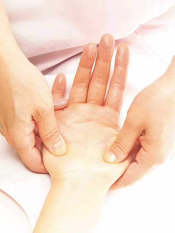 女性冬天手脚冰凉怎么办？教你这套**组合拳