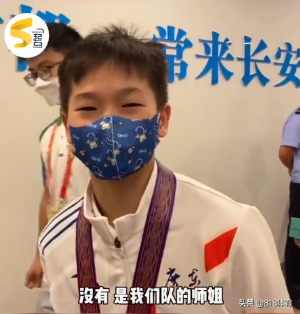 团宠!全红婵戴儿童口罩超萌,记者问:哪个小朋友送的?红姐:我师姐