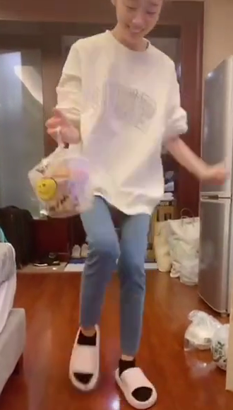 张月晒日常饮食太奢侈？满地饭菜足足13大盘，一顿顶普通人四顿
