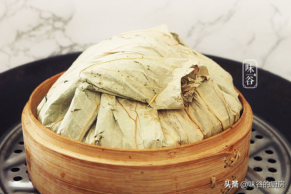 最近家人就馋这饭，裹上叶子一起蒸，清香不油腻，既是主食也是菜