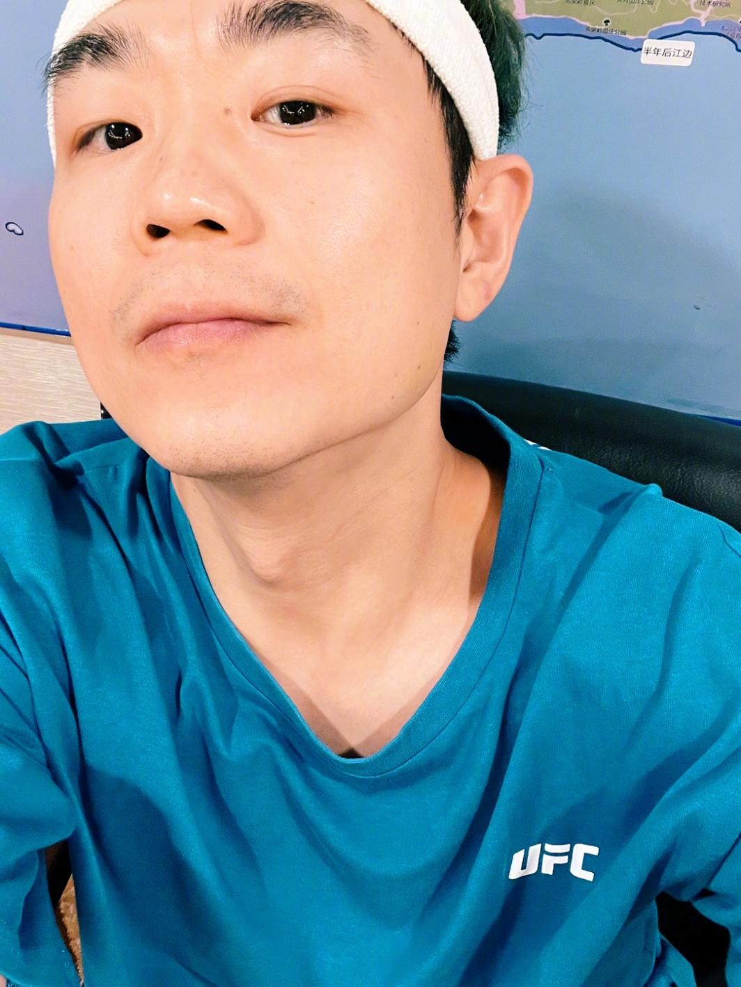 39岁大鹏自曝狂瘦30斤，与两月前反差极大，却遭网友调侃没变化