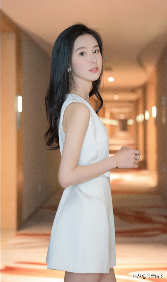 陈都灵一身白衣短裙，清纯可爱